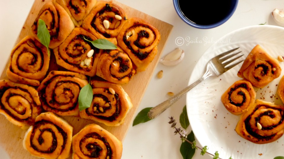 Sun dried tomato pesto rolls ready to enjoy
